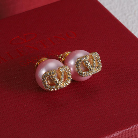 V pink pearl stud earrings