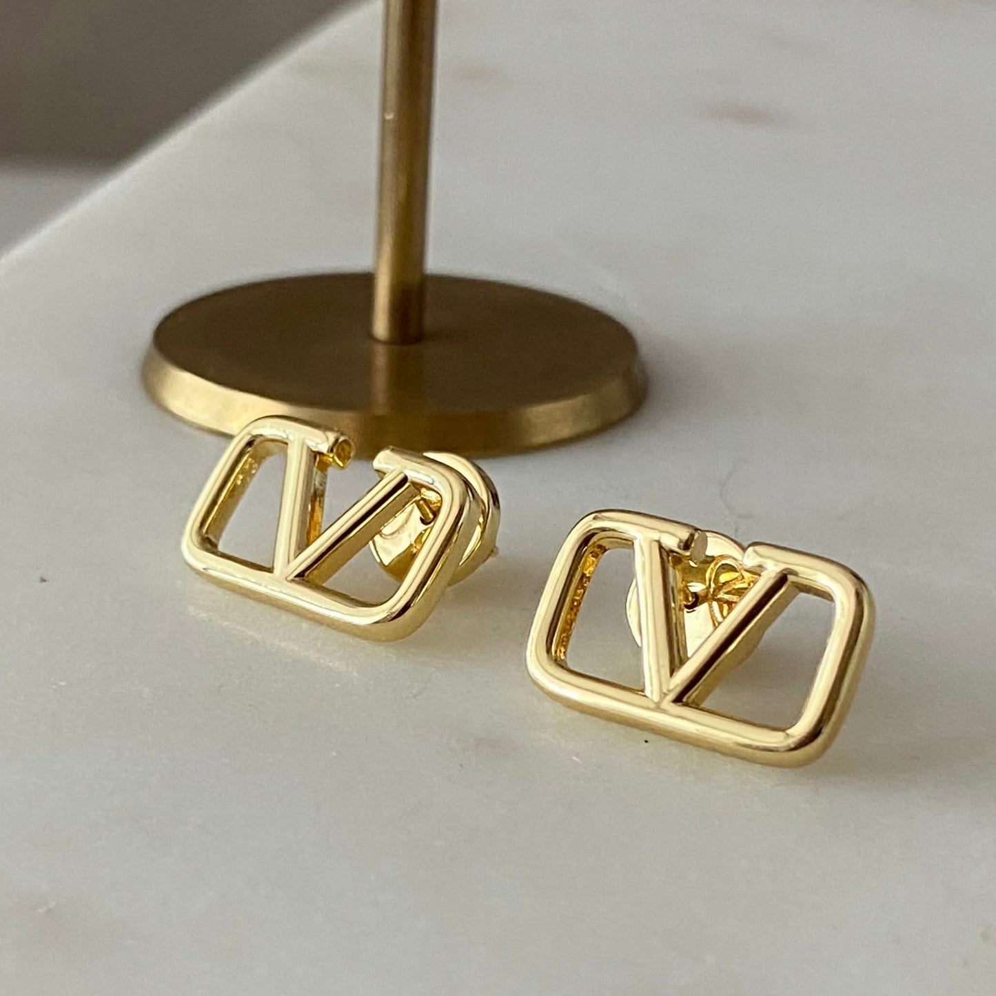 v gold earrings
